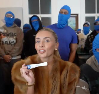 Boni Blu pozira sa trudničkim stomakom (4).PNG