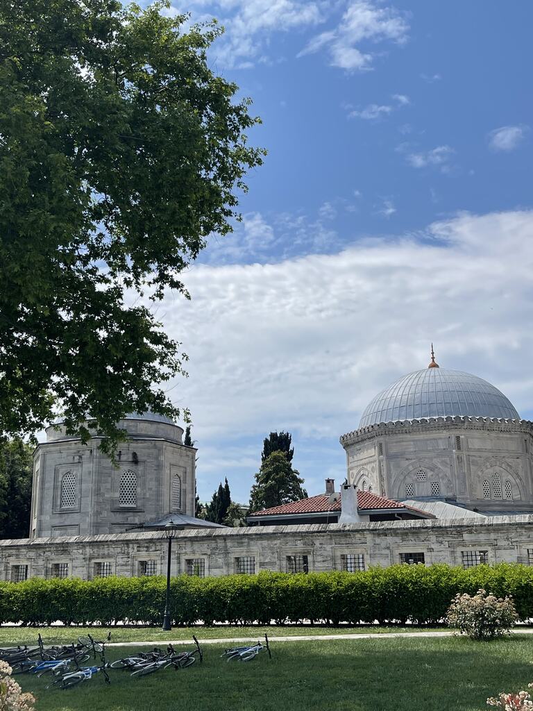 Grobnice sultnije Hurem i sultana Sulejmana u kompleksu džamije Sulejmanije, jedna pored druge