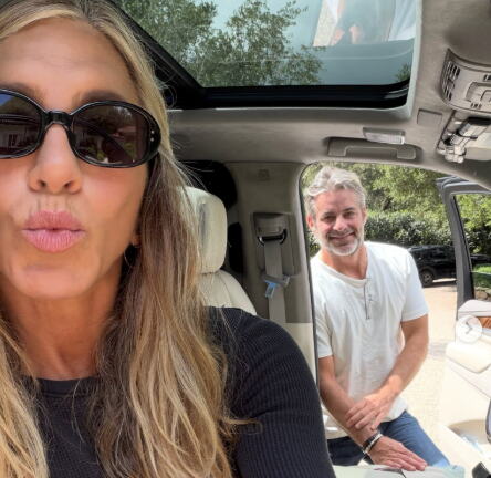 Dženifer Aniston, Džim Kertis