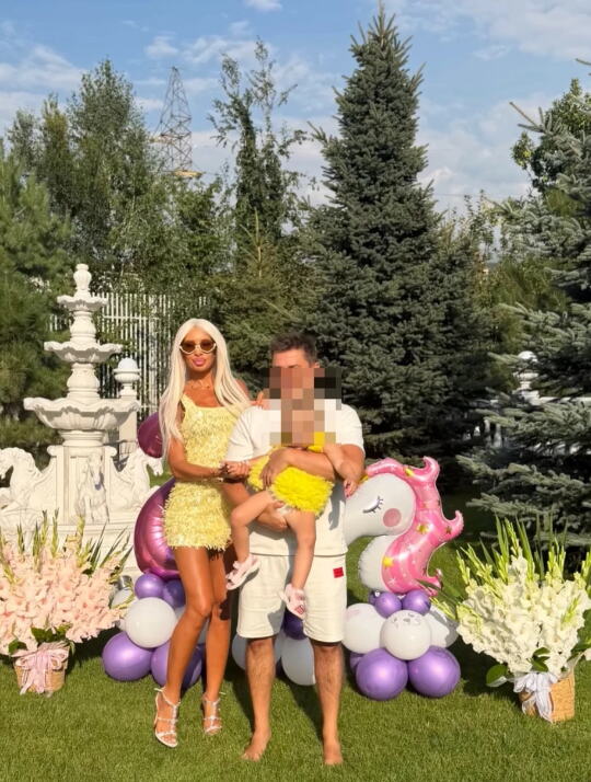 Milica Polskaja sa ćerkom u žutim haljinama na proslavi drugog rođendana u dvorištu porodične vile (4).PNG