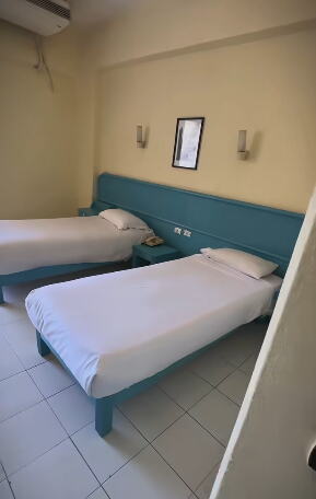 Prljava soba u jeftinom all inclusive hotelu u Hurgadi za 25 evra (1).PNG