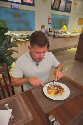 Prljava soba u jeftinom all inclusive hotelu u Hurgadi za 25 evra (5).PNG