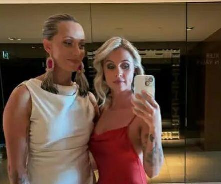 Ešli Gardner, Monika Rajt
