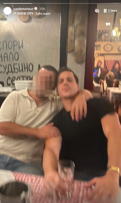 Pavle Mensur u kafani