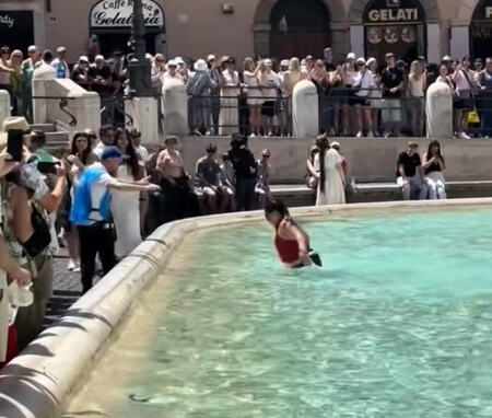 Turistkinja plivala u Fontani di Trevi