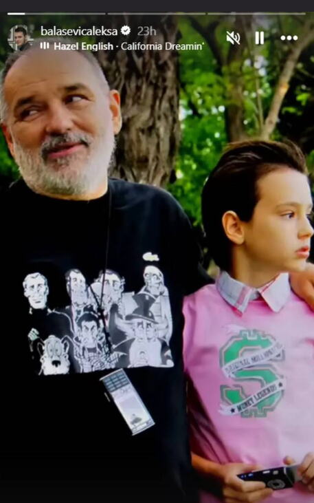 Aleksa Balašević kao dečak u zagrljaju oca Đorđa Balaševića.PNG