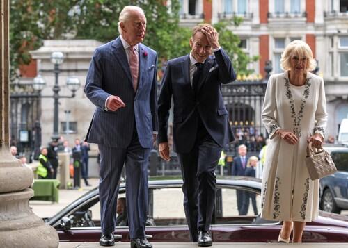 Kraljica Kamila sa torbom Lady Dior pored kralja Čarlsa, Emanuela i Brižit Makron u Britanskom muzeju