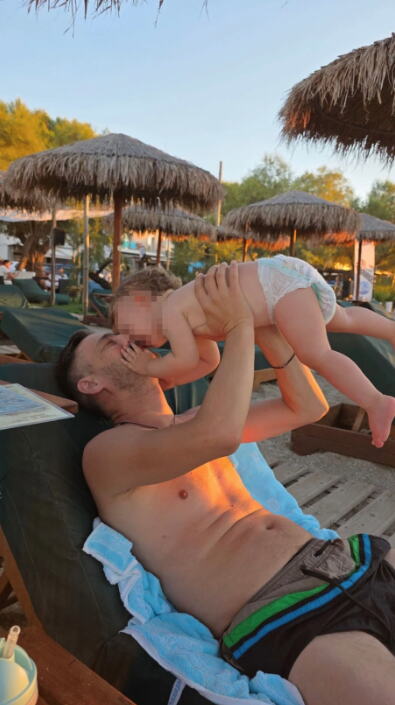 Milan Vasić uživa sa sinom Despotom na plaži