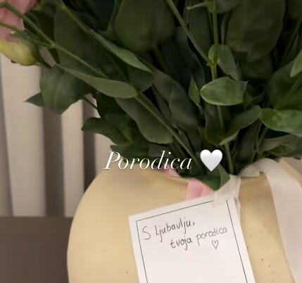 Anica Lazić dobila buket liziantusa od porodice nakon venčanja sa Lazarom Ristovskim (1).PNG