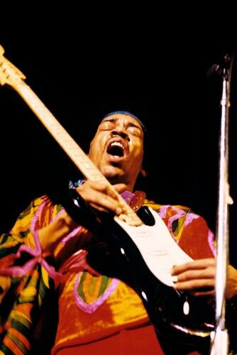 Džimi Hendriks sa električnom gitarom tokom nastupa na vrhuncu karijere