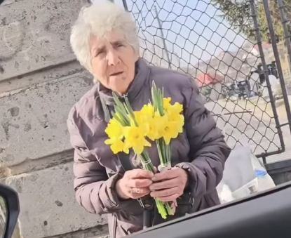 Baka prodaje cveće na ulici