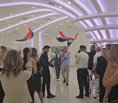 vijore se srpska i hrvatska zaastava na svadbi.png