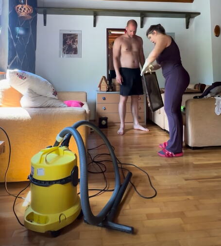 Ana Ljubisavljević pokazala kako joj je pacov izgrizao dasku na WC šolji (1).PNG