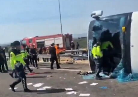Mesto teške saobraćajne nesreće u Turskoj, gde su se turistički autobus i kamion sudarili i prevrnuli na auto-putu kod Manise.