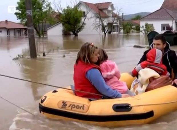 kraljevo-poplave-evakuacija-beba.jpg