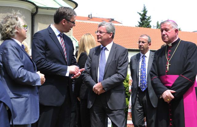 aleksandar-vucic-drvo-mira.jpg