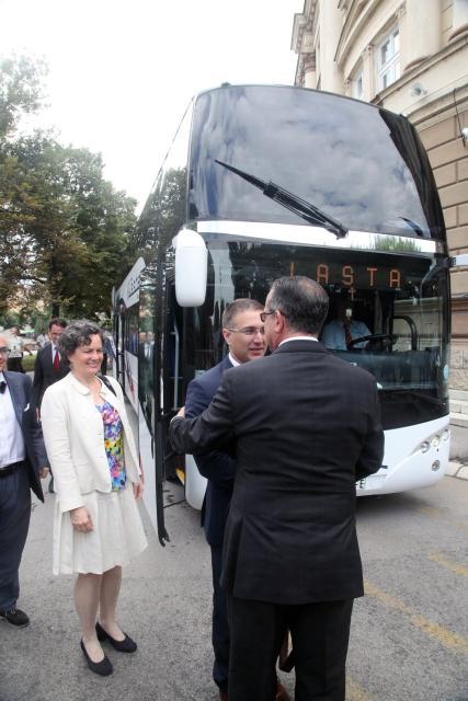 aleksandar-vucic-vlada-svecana-sednica-nis.jpg