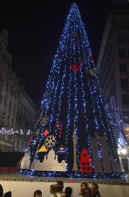 novogodisnja-jelka-osvetljenje-paraznici-beograd.jpg