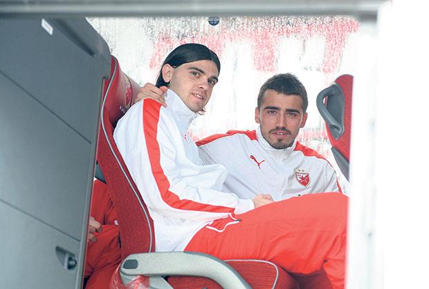 cvetkovic-gavric-crvena-zvezda-autobus-fudbaleri.jpg