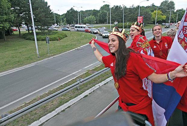 kosarkasice-srbije-slavlje-autobus-prvaci-evrope.jpg