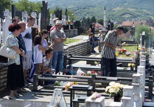 srebrenica-srpske-zrtve-groblje-pomen-23-godine.jpg