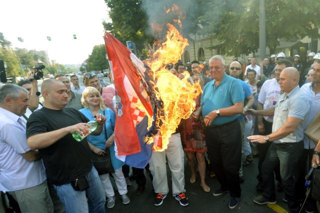 seselj-protest-oluja-zastava.jpg