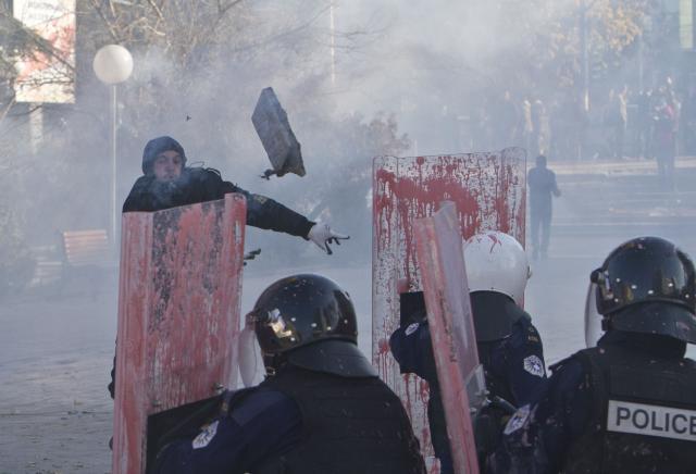 pristina-sukob-tuca-demonstranti-opozicija.jpg