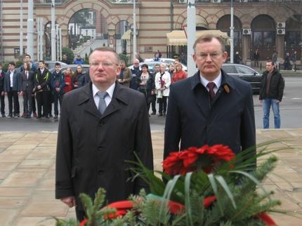 spomengroblje-oslobodioci-beograd-rusija-venci.jpg