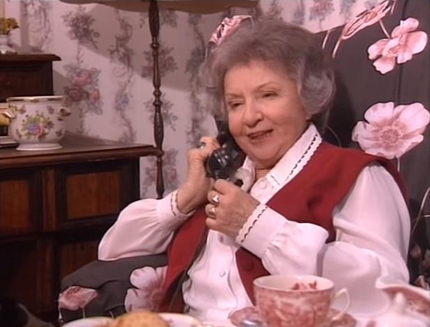 Tatjana Lukjanova sedi u fotelji i priča telefonom