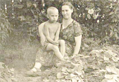 vladimir-putin-with-his-mother.jpg