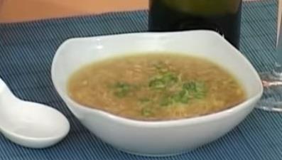 Duboki tanjir supe stoji na stolu