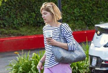 Selma Bler sa časom u ruci hoda ulicom