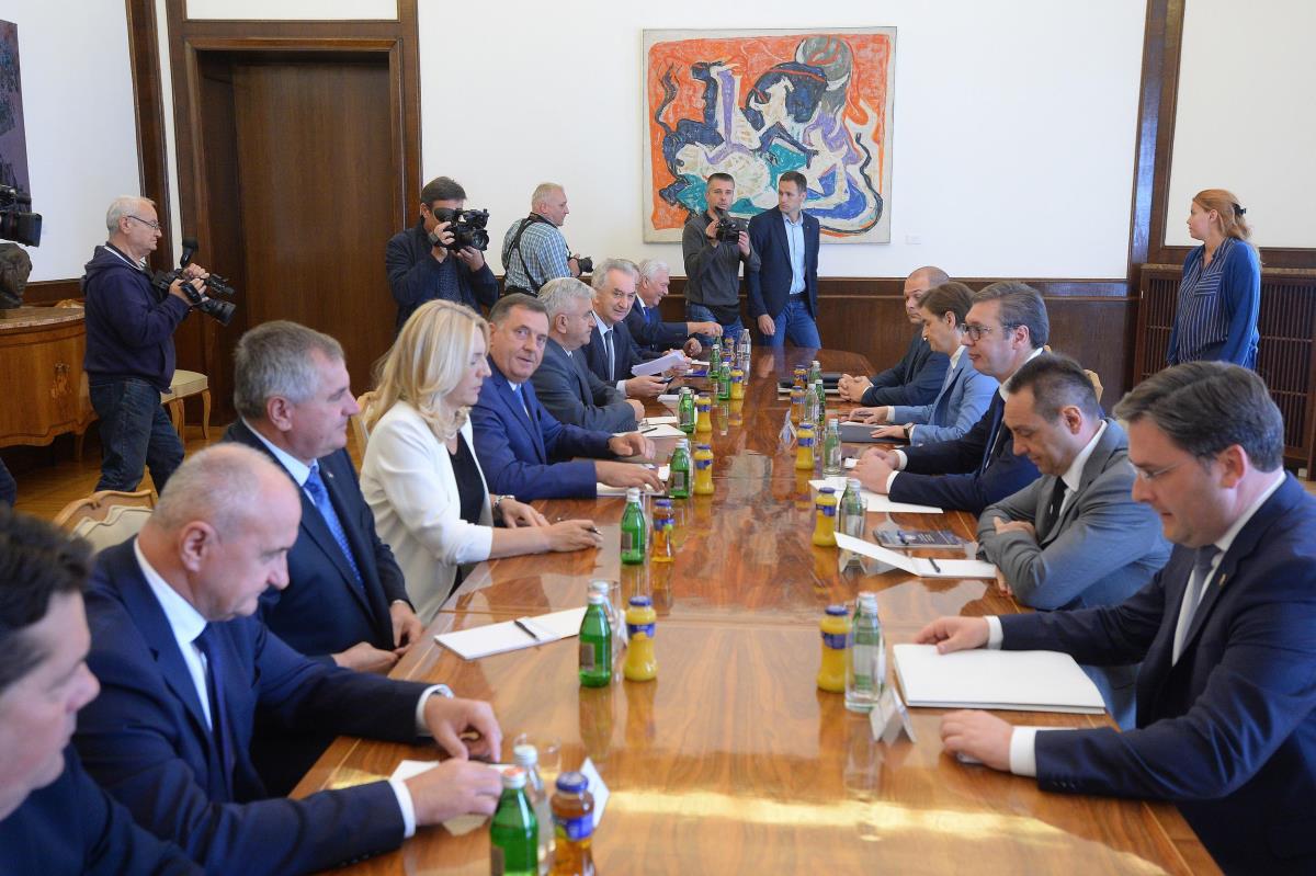 vucic-dodik-cvijanovic-rs-foot-predsednistvo-2.jpg