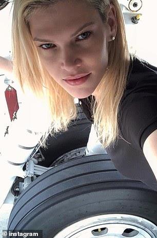 Nađa Marcinkova kraj automobilskih guma