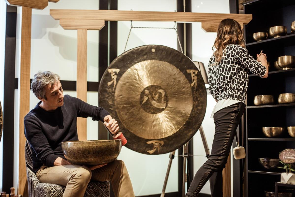 demonstracija-vibracionih-tretmana-autenticnim-tibetanskim-tradicionalnim-gongovima-i-cinijama-aural-centra-26-09-2019.jpg