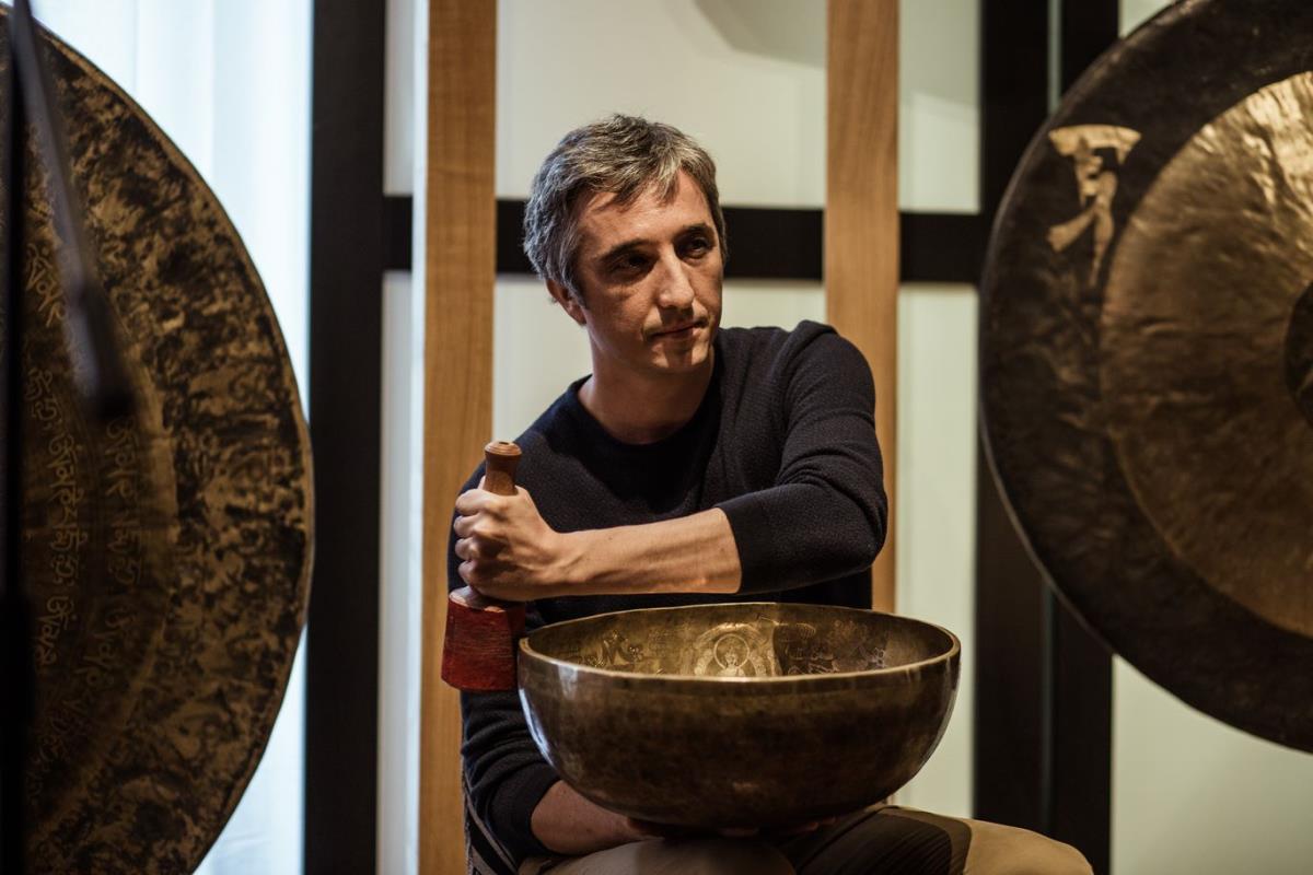 mladen-cvetkovic-prisutne-je-opustio-tretmanom-tibetanskih-gongova--aural-centar-26-09-2019.jpg