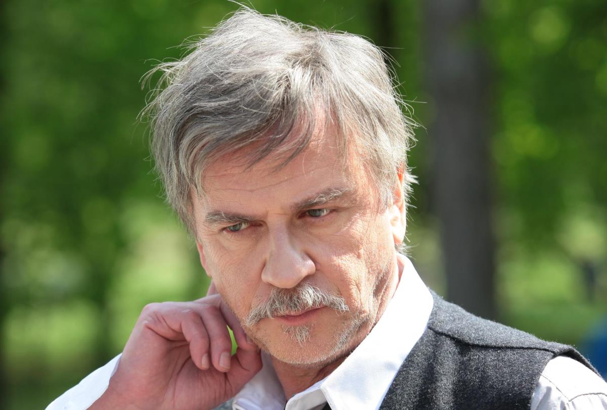 Žarko Laušević u beloj košulji i sivom prsluku