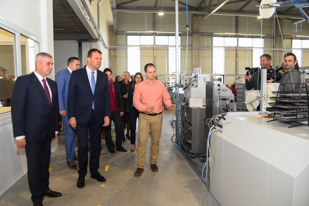 predsednik-mirovic-na-otvaranju-fabrike-bb-sensor-solutions-d.o.o.-u-subotici-21.jpg