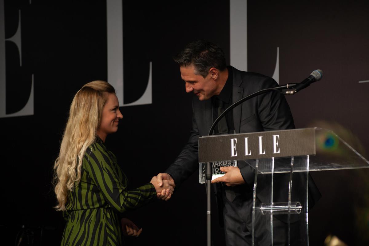 elle-style-award-za-glumca-godine-poneo-je-nebojsa-dugalic-a-nagradu-je-urucila-aleksandra-grkovic-ispred-brenda-smartwater.jpg