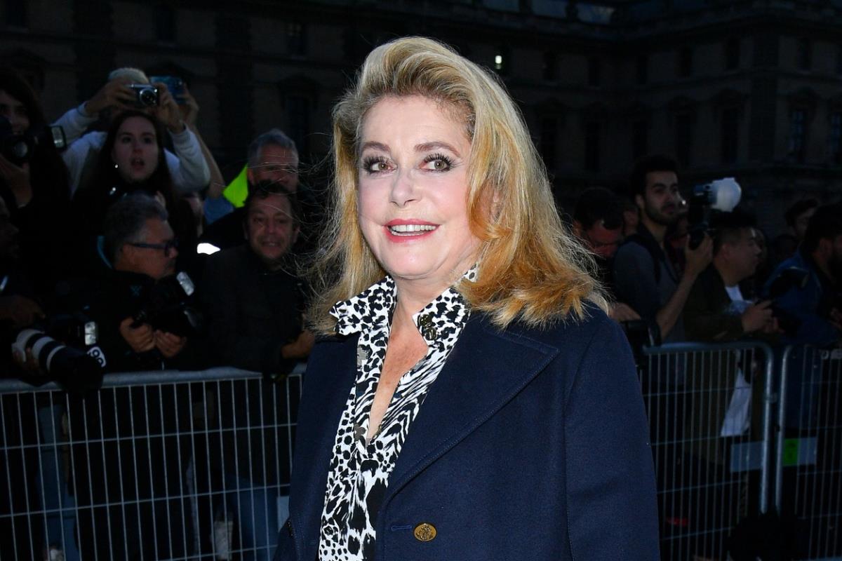 Katrin Denev u plavom sakou i šarenoj košulji