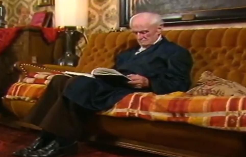 Zvonimir Rogoz na krevetu čita knjigu.jpg