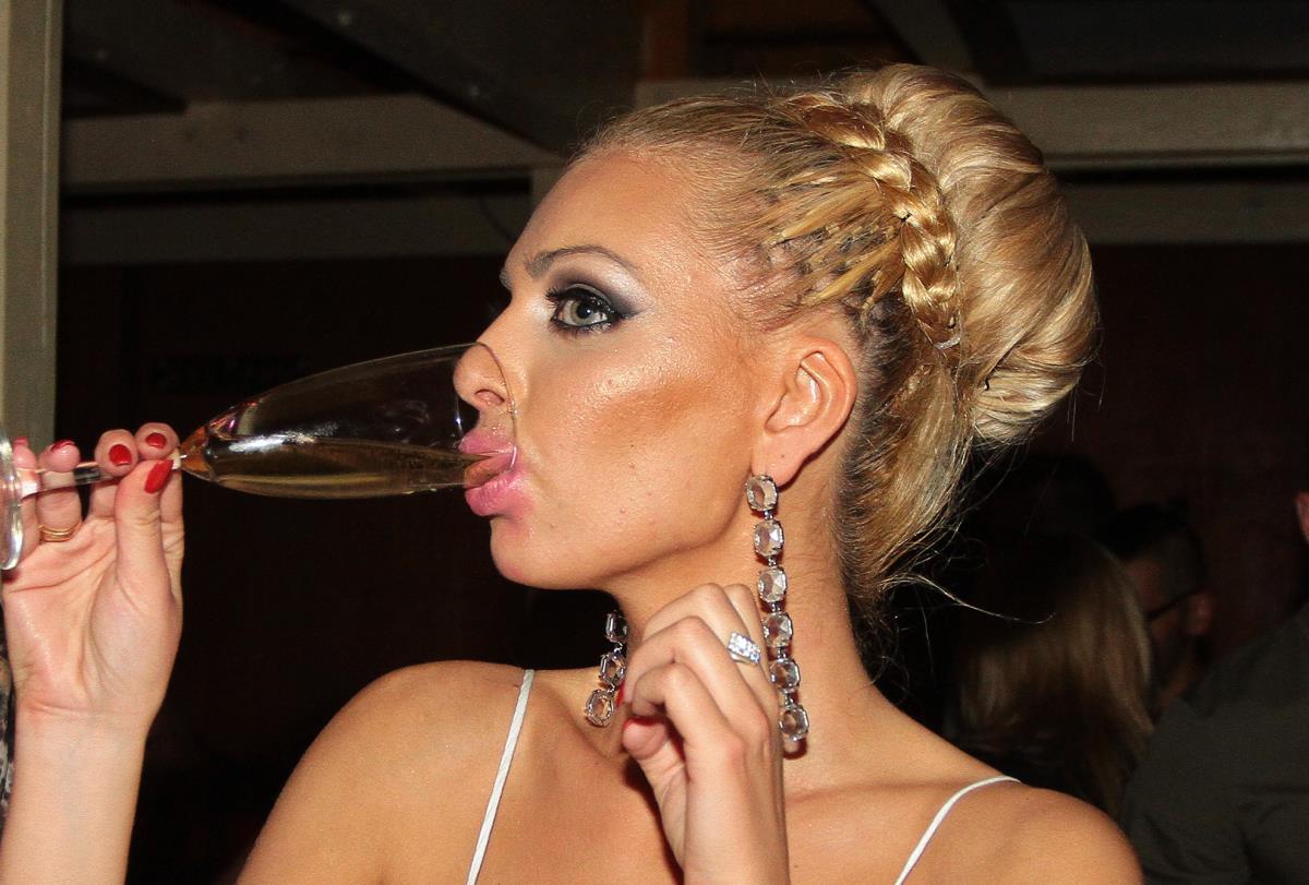 "MNOGE SU TAMO TAMO DA POVEĆAJU CENU ZA PROSTITUCIJU" Ava Karabatić potkačila rijaliti učesnice! Ove uslove je tražila za Elitu 9!