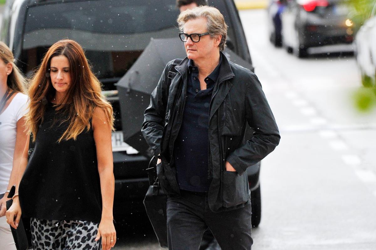 Kolin Firt i njegova bivša supruga Livija Đuđoli hodaju ulicom