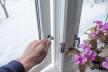 sklonite-ih-s-promaje--stockphotohandopeningwindowwithflowerdecorationinwinter1142596295--smanjena.jpg