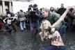 femen-benedikt-16-vatikan-rojters.jpg