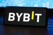 ByBit logo na mobilnom telefonu