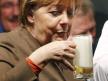 angela-merkel-pije-pivo.jpg