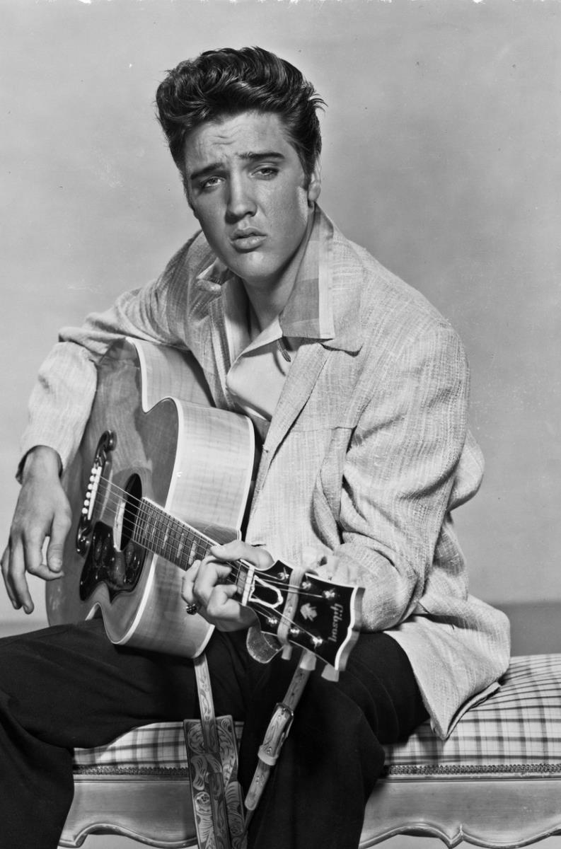 Crno bela fotografija Elvisa Prislija kako svira gitaru