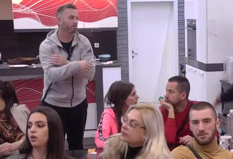 PREVARIO ŽENU SA PEVAČICOM, NJIHOVE SNIMKE GLEDAO JE CEO REGION: Danas putuje i krije život od očiju javnosti, a komentari samo pljušte