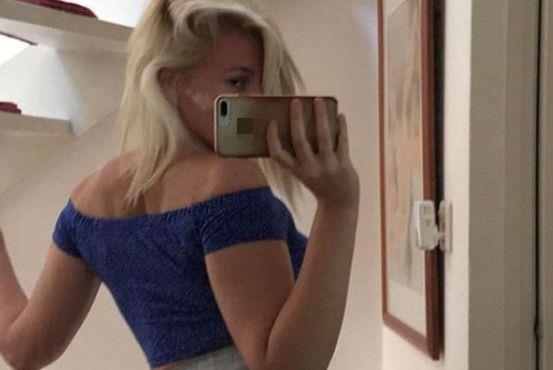 Vera Dijkmans u plavom topu pravi selfi u ogledalu